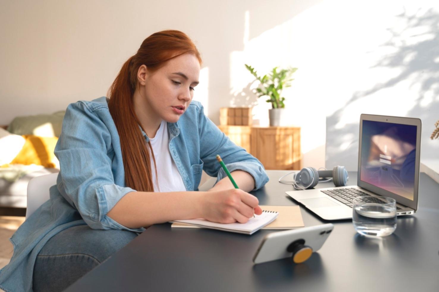 Team bei der Arbeit an Budgetlösungen